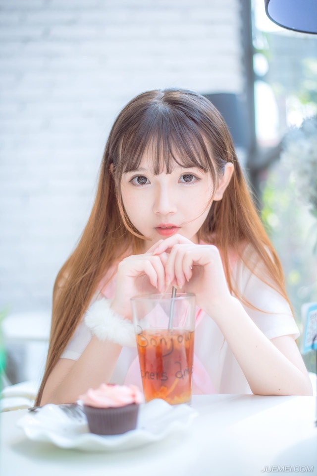 把生活当成戏的人，可以处变不惊；把戏当成生活的人，容易抑郁成疾。